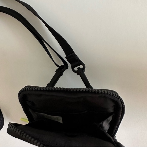 Easy Access Lululemon crossbody bag - Picture 2 of 3